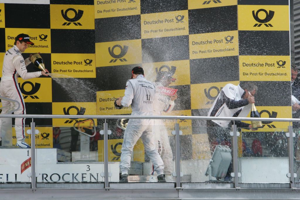 Champagne kamp på Eurospeedway-podiet i 2012, med Bruno Spengler øverst
(Foto: Natascha Theisen)
